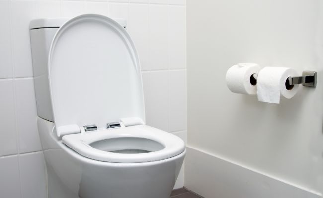 トイレのフタを開けっぱなしにしている画像